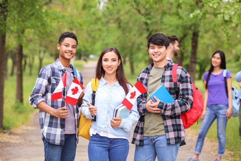 du hoc Canada chon dai hoc hay cao dang